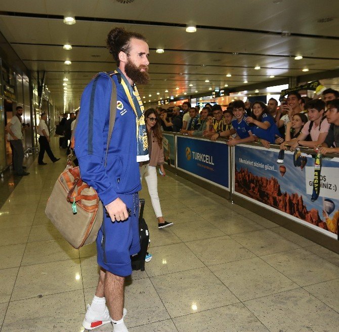 Avrupa İkincisi Fenerbahçe Yurda Döndü