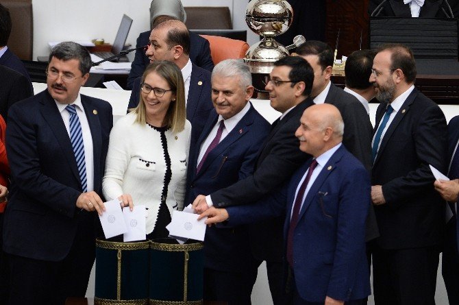 Davutoğlu, Kılıçdaroğlu, Demirtaş Ve Bahçeli Oy Kullandı