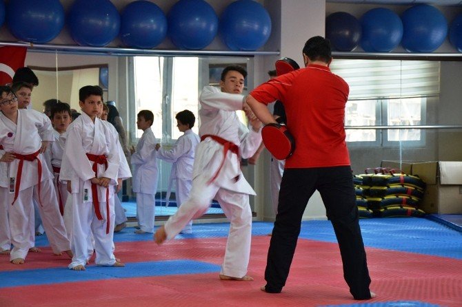 Genç Karateciler Olimpiyatlara Hazırlanıyor