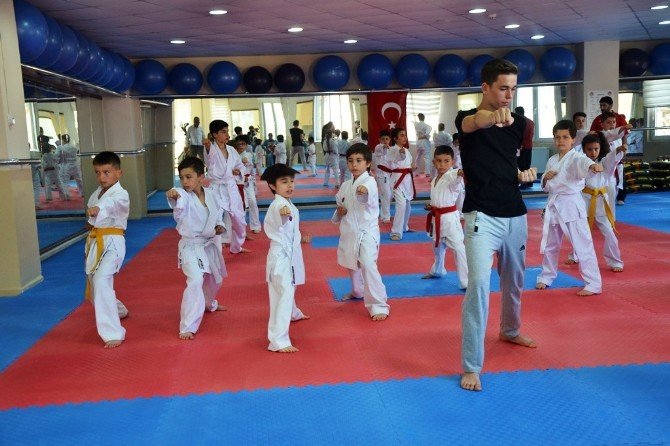 Genç Karateciler Olimpiyatlara Hazırlanıyor