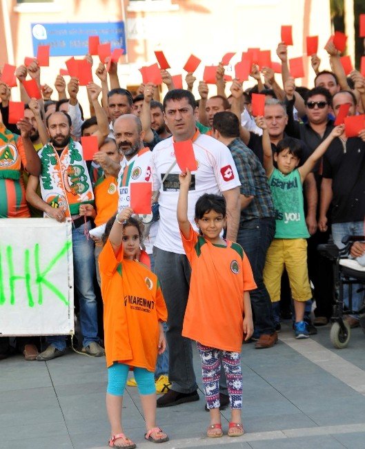 Alanyaspor Taraftarından Mhk’ya Kırmızı Kart