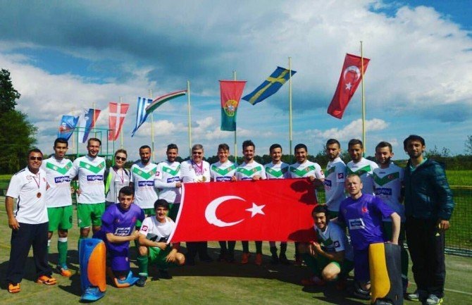 Highway Erkek Hokey Takımı Avrupa Şampiyonu Oldu