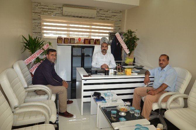 Viranşehir Zahireciler Ve Borsa Dernek Başkanı Remzi Atan, Tebrikleri Kabul Ediyor