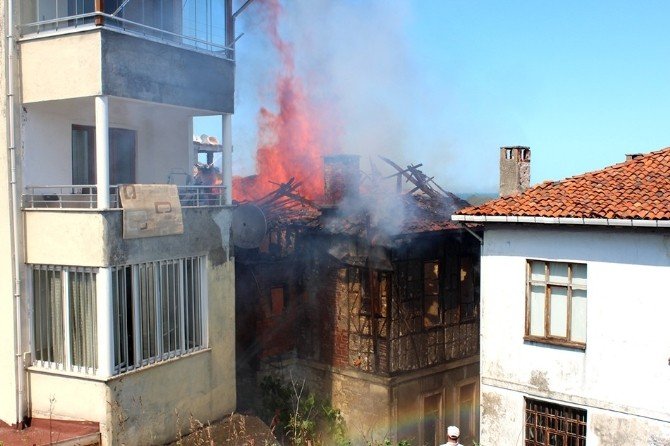 Ünye’de Tarihi Binada Yangın