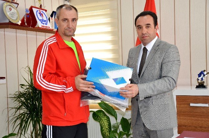 İl Müdürü Yıldız, Milli Atleti Makamında Ağırladı