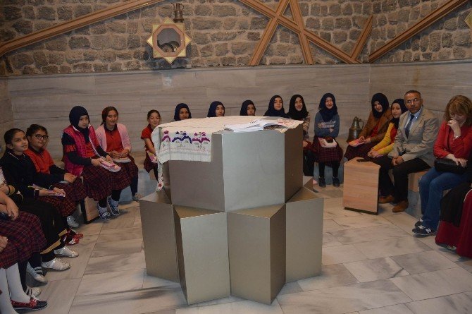 Öğrenciler 810 Yıllık Binada Ders Yaptı