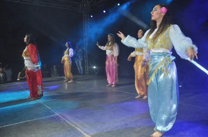 Kktc Doğu Akdeniz Üniversitesi’nin Uluslararası Gecesi Renkli Görüntülere Sahne Oldu