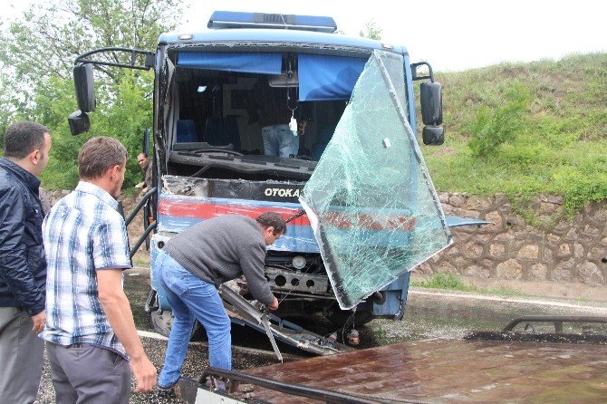 Cezaevi Aracı Kaza Yaptı: 10 Yaralı