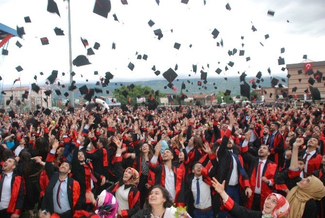 Tokat’ta 6 Bin Üniversite Öğrencisinin Mezuniyet Sevinci
