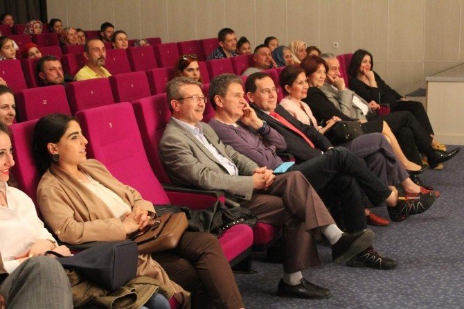 Hastane Çalışanlarına Tiyatro Gösterisi