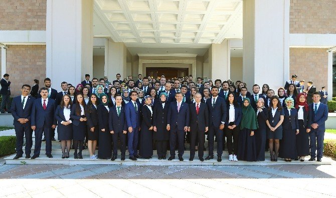 Başbakan Davutoğlu Gençleri Kabul Etti