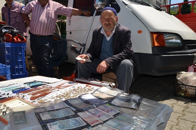 Para Satarak Geçimini Sağlıyor
