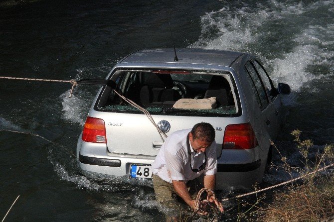 Fethiye’de Otomobil Dsi Kanalına Uçtu; 2 Yaralı