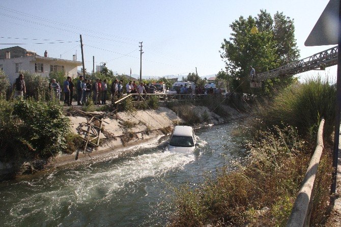 Fethiye’de Otomobil Dsi Kanalına Uçtu; 2 Yaralı