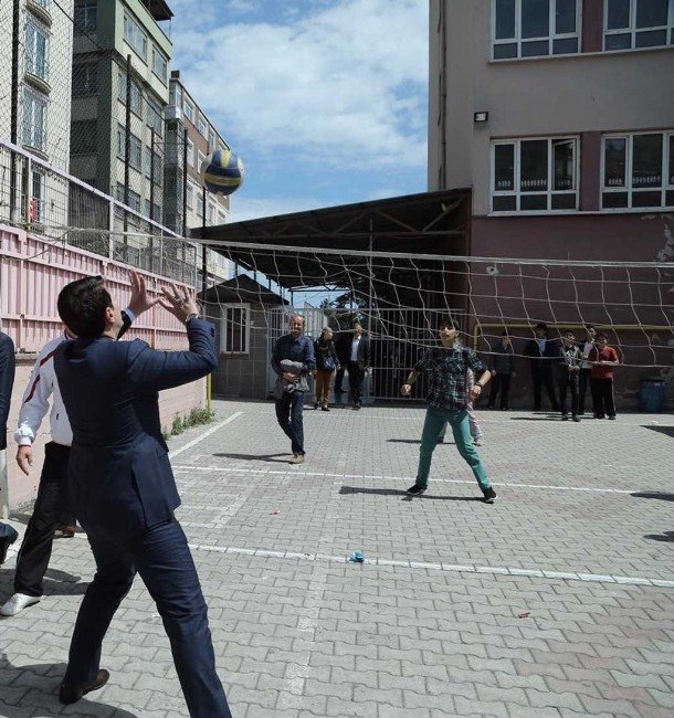 Başkan Tok, Öğrencilerle Voleybol Oynadı