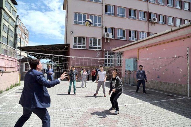 Başkan Tok, Öğrencilerle Voleybol Oynadı