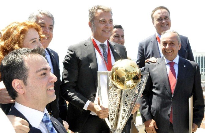 Beşiktaş’ta Yeni Yönetim Mazbatasını Aldı