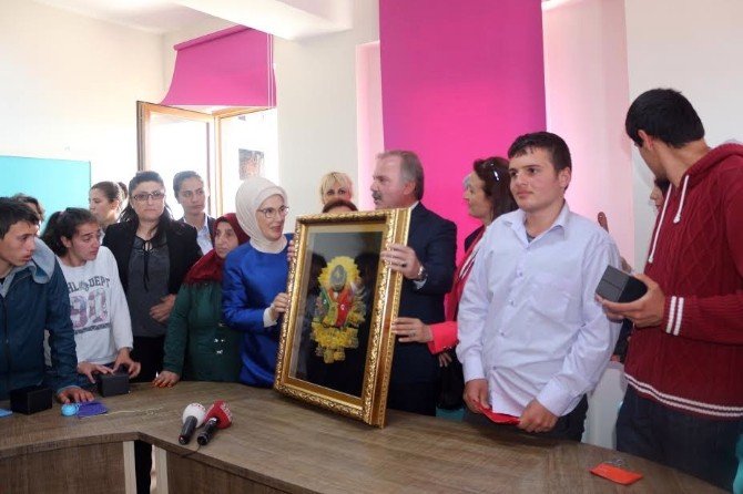 Cumhurbaşkanı Erdoğan’ın Eşi Emine Erdoğan, Trabzon’da Özel Eğitim İş Uygulama Merkezi’nin Açılışını Yaptı