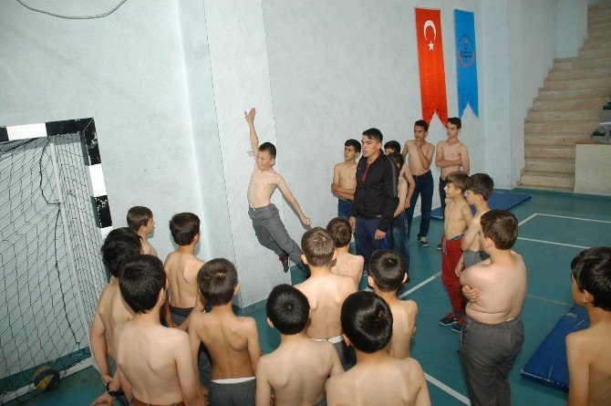 Geleceğin Güreşçileri Keles’te Yetiştiriliyor