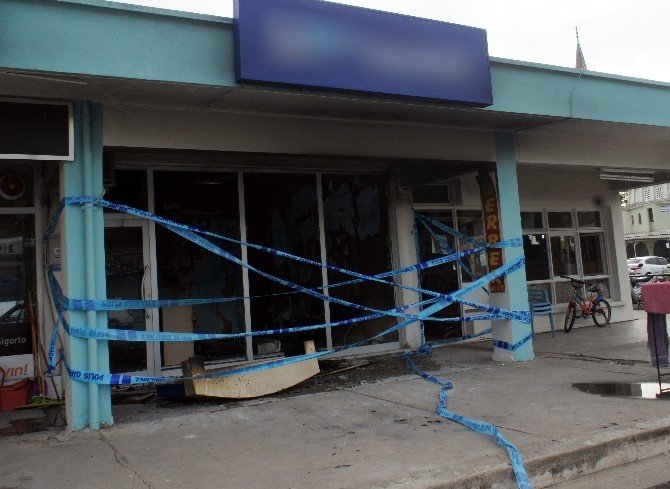 Alaşehir’de Otobüs Firmasının Yazıhanesini Ateşe Verdiler