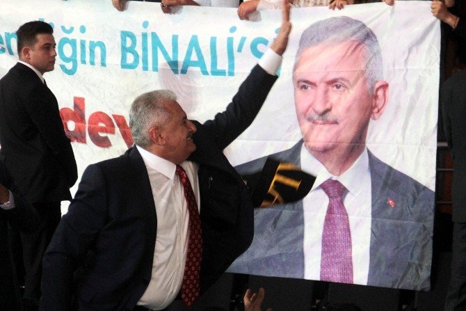 Ak Parti’nin Genel Başkan Adayı Yıldırım, Kongre Salonu’nda Partilileri Selamladı