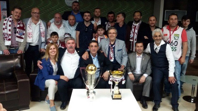 10 Bin Feette Şampiyonluğu Kutladılar