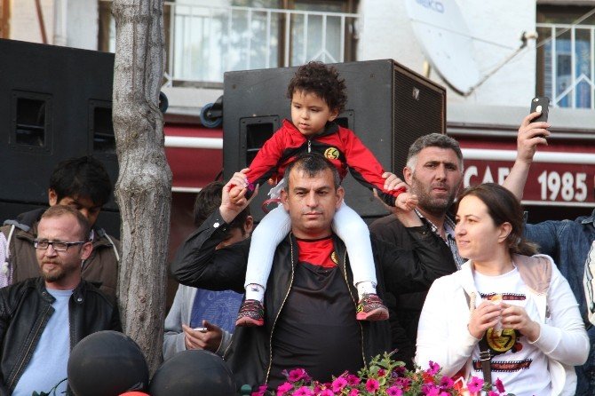 Eskişehirspor Taraftarından Buruk 51. Yıl Kutlaması