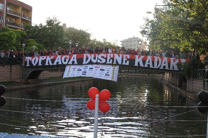 Eskişehirspor Taraftarından Buruk 51. Yıl Kutlaması