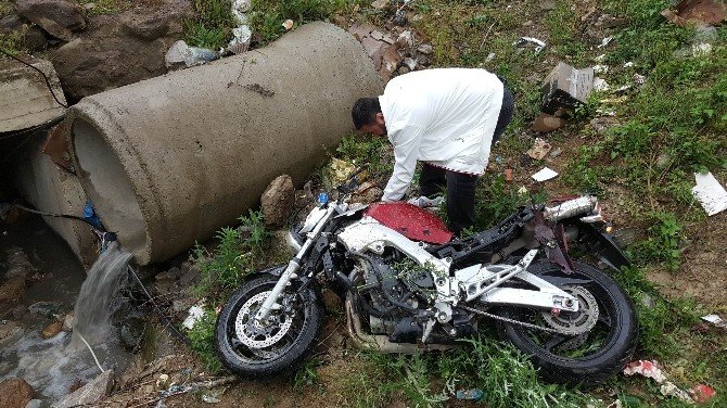 Motosiklet Çukura Yuvarlandı: 1 Yaralı