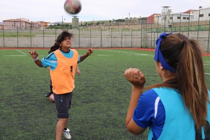 12 Yaşındaki Dişi Messi Yeteneğiyle Göz Dolduruyor