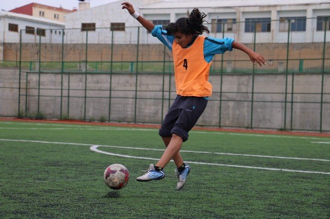 12 Yaşındaki Dişi Messi Yeteneğiyle Göz Dolduruyor