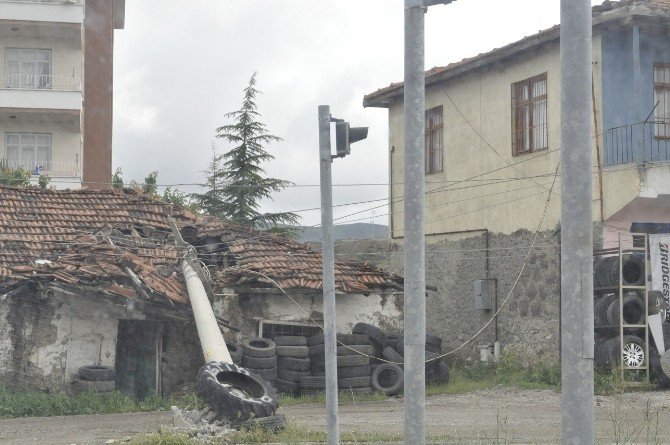 Tır’ın Çarptığı Direk Evin Üzerine Devrildi