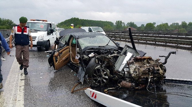 Tem’de Otomobil Bariyerlere Çarptı, 4 Kişi Ölümden Döndü