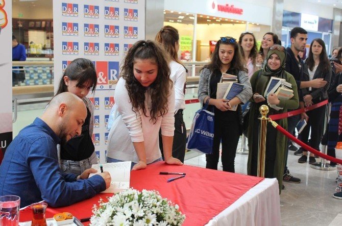 Ünlü Yazar Kahraman Tazeoğlu, Park Afyon Avm’de Kitaplarını İmzaladı