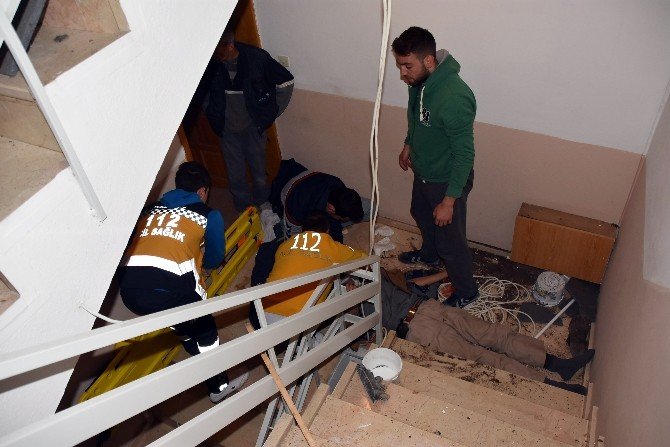 Çatıdan Düşen Yaşlı Adam Ağır Yaralandı