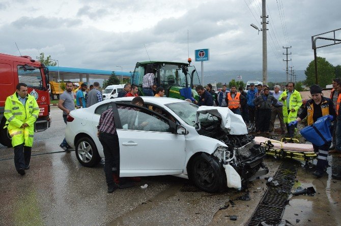 Tokat’ta Traktörle Otomobil Çarpıştı: 3 Yaralı