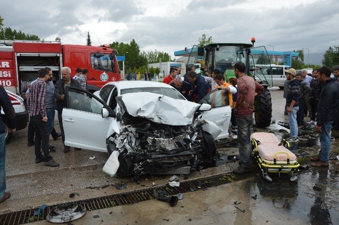 Tokat’ta Traktörle Otomobil Çarpıştı: 3 Yaralı