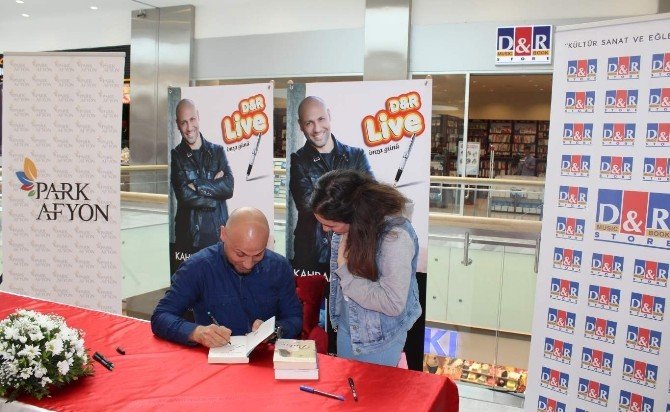 Ünlü Yazar Kahraman Tazeoğlu, Park Afyon Avm’de Kitaplarını İmzaladı