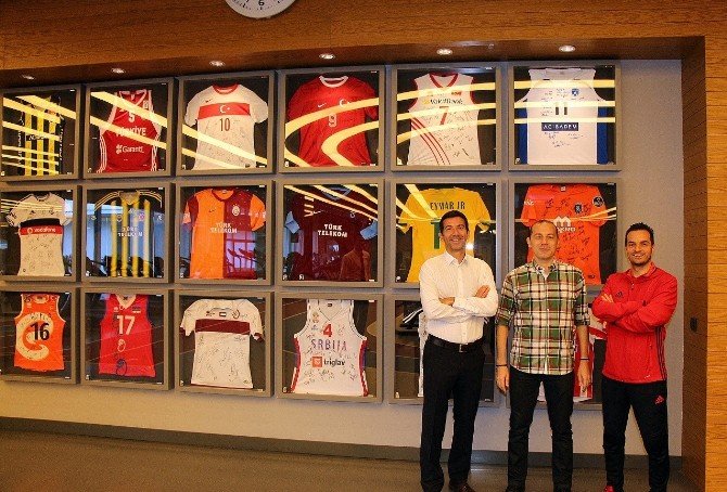 Cüneyt Çakır Ve Ekibi Euro 2016 Öncesi Sağlık Kontrolünden Geçti