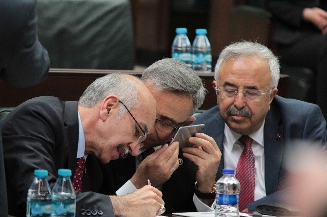 Milletvekilleri Yeni Kabineyi Cep Telefonlarından Takip Etti