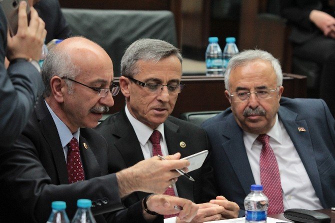 Milletvekilleri Yeni Kabineyi Cep Telefonlarından Takip Etti