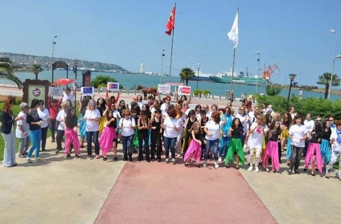 Öğrencilerin Dansı İlgi Çekti