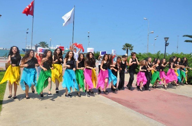 Öğrencilerin Dansı İlgi Çekti
