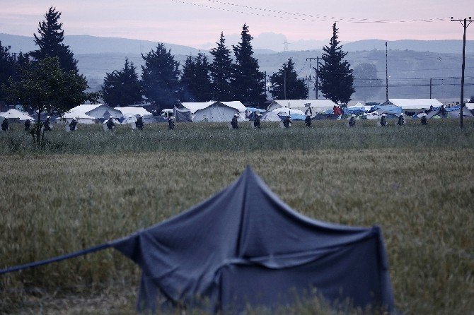 Yunan Polisinden Makedonya Sınırındaki Mültecilere Tahliye Operasyonu