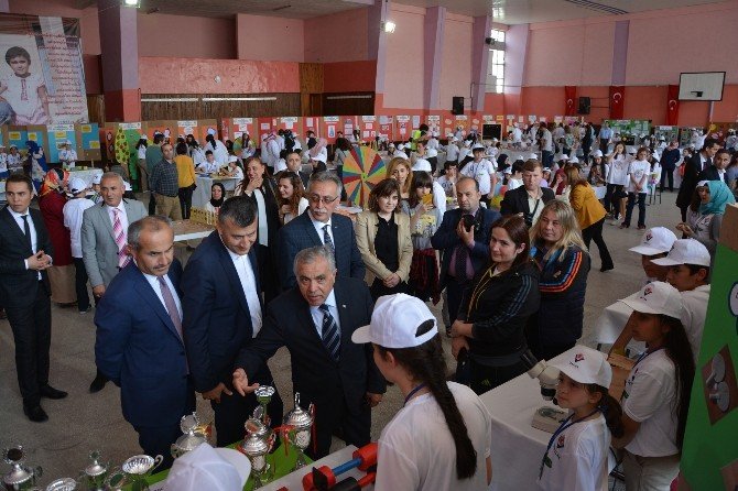 Okulda Bilim Fuarı Ve Resim Sergisi