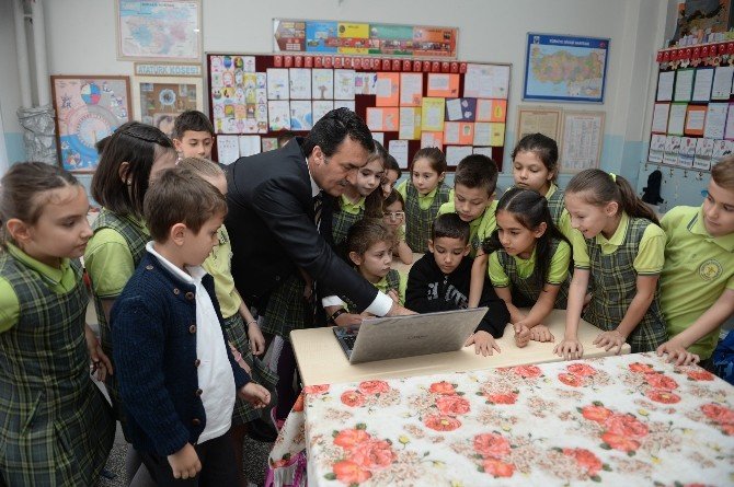 Dündar’dan Miniklere Bilgisayar Sürprizi