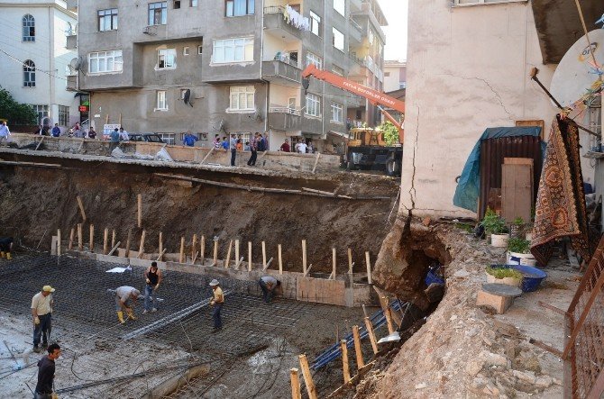 Çökme Tehlikesi Bulunan 5 Katlı Bina Boşaltıldı