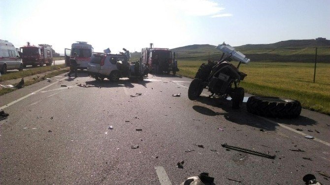 Otomobil Traktöre Arkadan Çarptı: 4 Ağır Yaralı