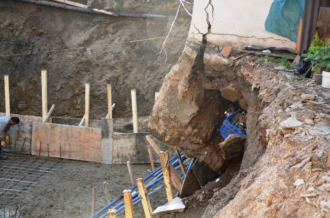 Çökme Tehlikesi Bulunan 5 Katlı Bina Boşaltıldı