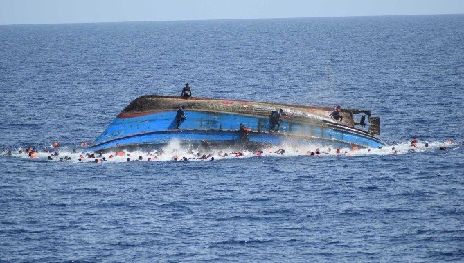 İtalya Açıklarında Göçmen Teknesi Battı, 562 Kişi Kurtarıldı
